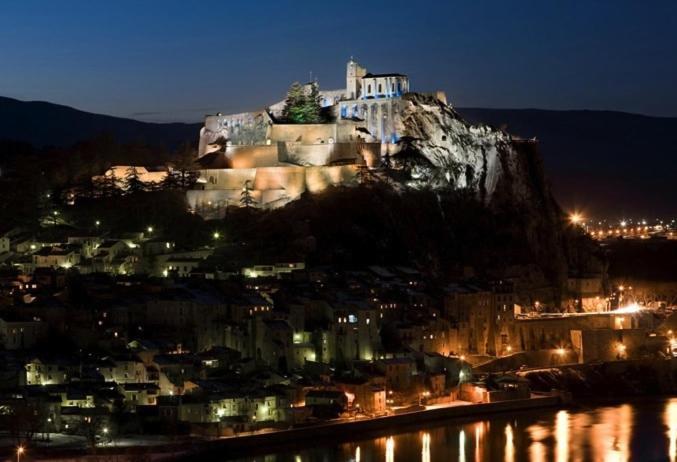 Etxe Laminak Bed & Breakfast Sisteron Dış mekan fotoğraf