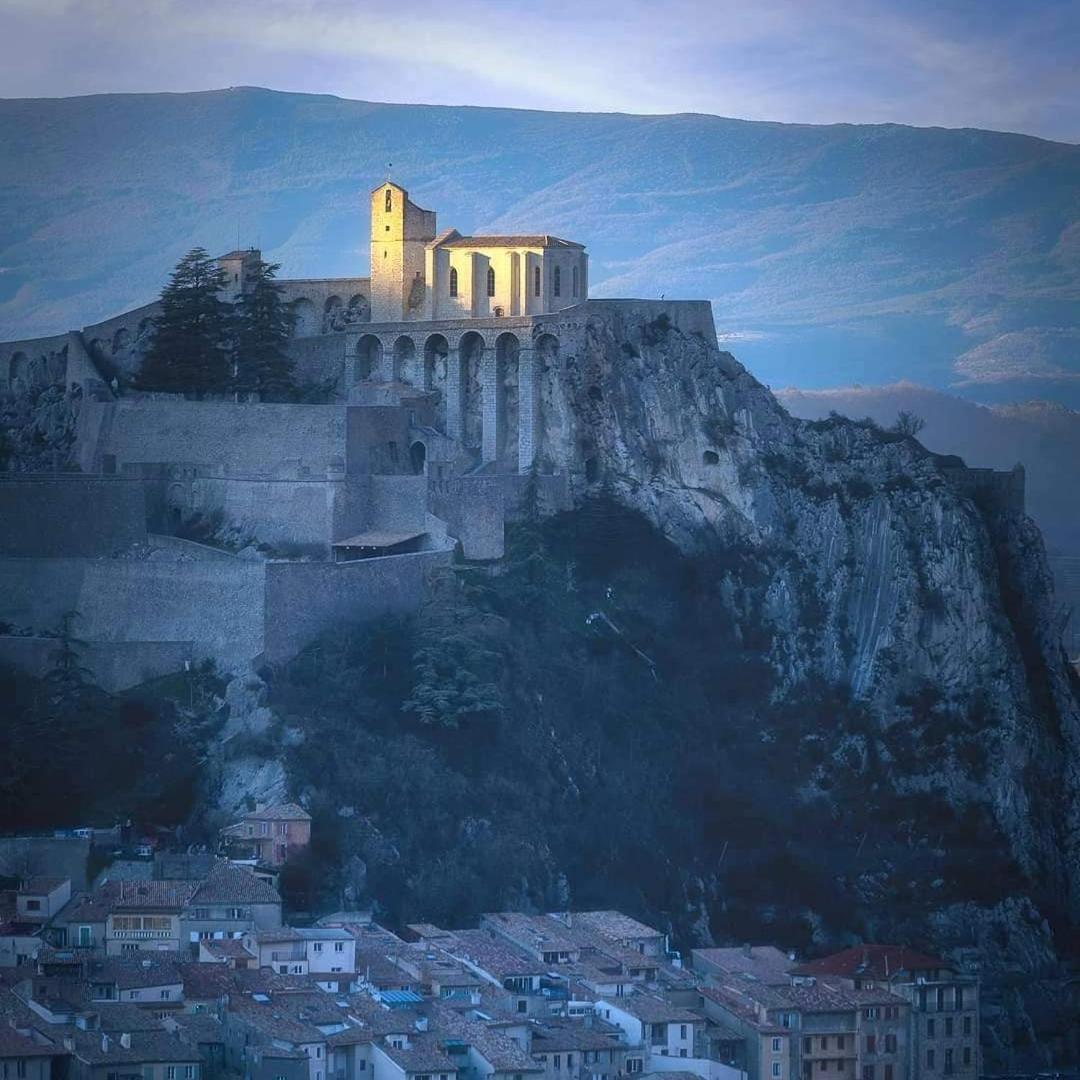 Etxe Laminak Bed & Breakfast Sisteron Dış mekan fotoğraf